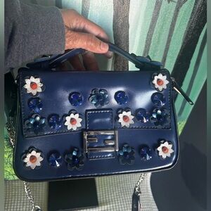 PATENT LEATHER SHOULDER BAG.